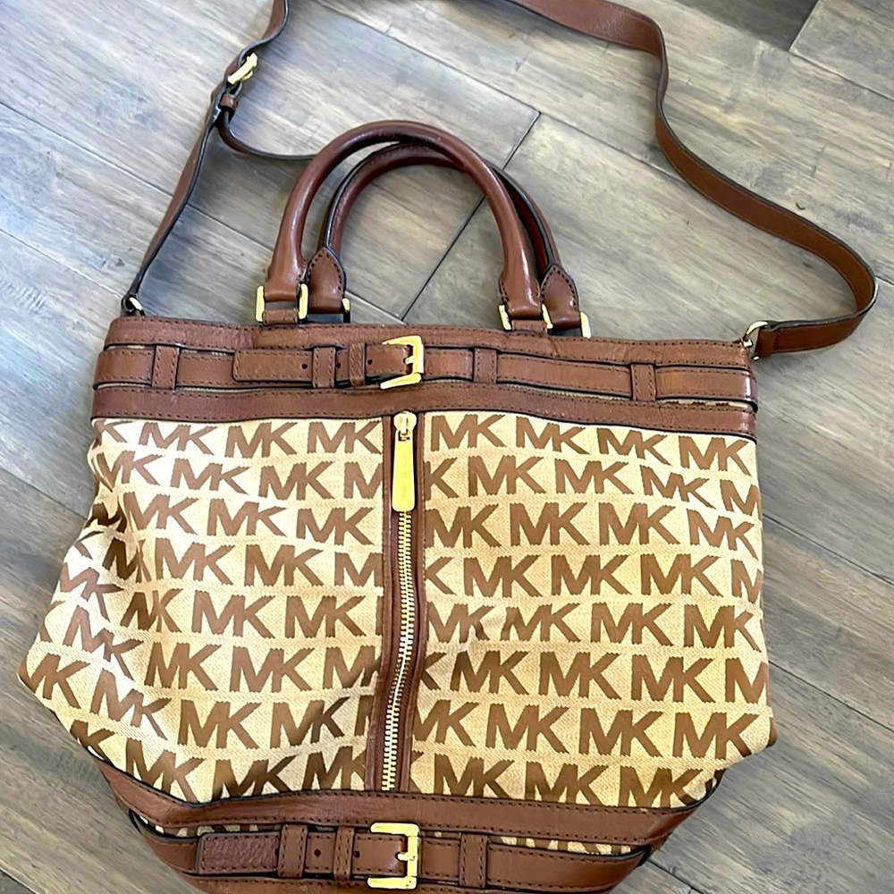 Large Michael Kors bucket bag